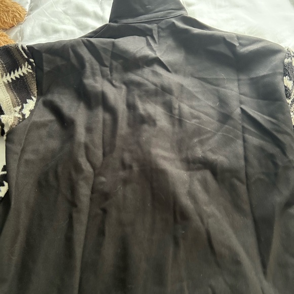 Black and White Patterned Button-Up Shirt - Picture 4 of 5